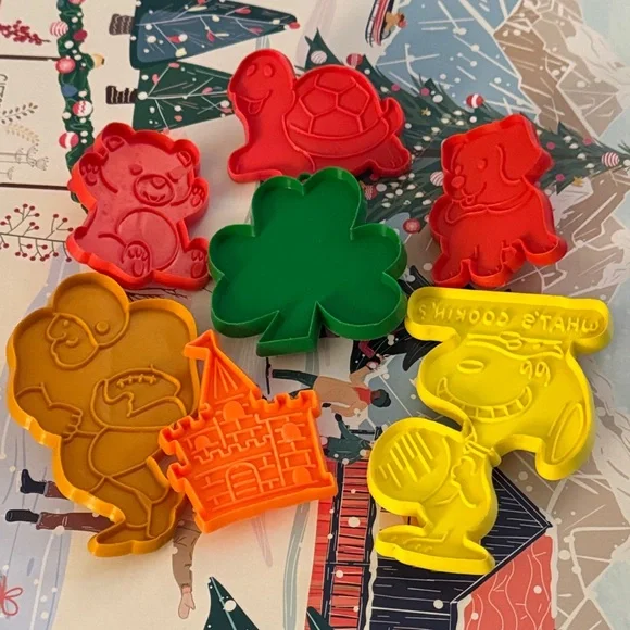 Hallmark Red, Green, Yellow, and Orange Cookie Cutter Set. Vintage lot of 7. - Picture 11 of 13